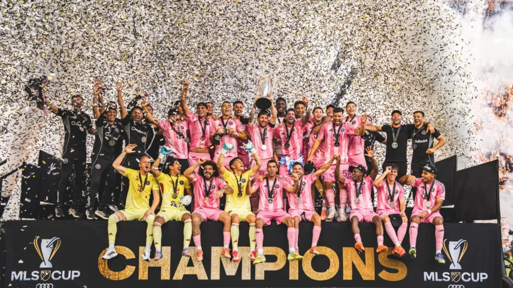 Lionel Messi distancia-se de Cristiano Ronaldo no número de títulos na carreira: eis o registo dos dois jogadores