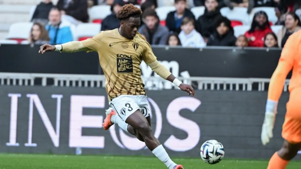 Cagliari volta a vencer na Serie A 9 jogos depois e penaliza expulsão da AS Roma que deixa escapar pontos na corrida pelo título