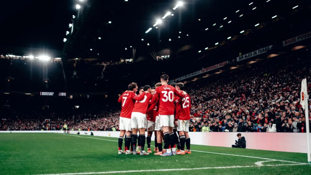 Avançado do Manchester United pede desculpas após eliminação da Taça de Inglaterra: «Desiludi todos esta noite»