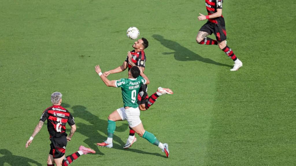 Palmeiras procurou a sala de árbitros após a final da Copa Libertadores e pediu esclarecimentos sobre uma decisão polémica da arbitragem na derrota por 1–0 frente ao Flamengo na final da edição de 2025.